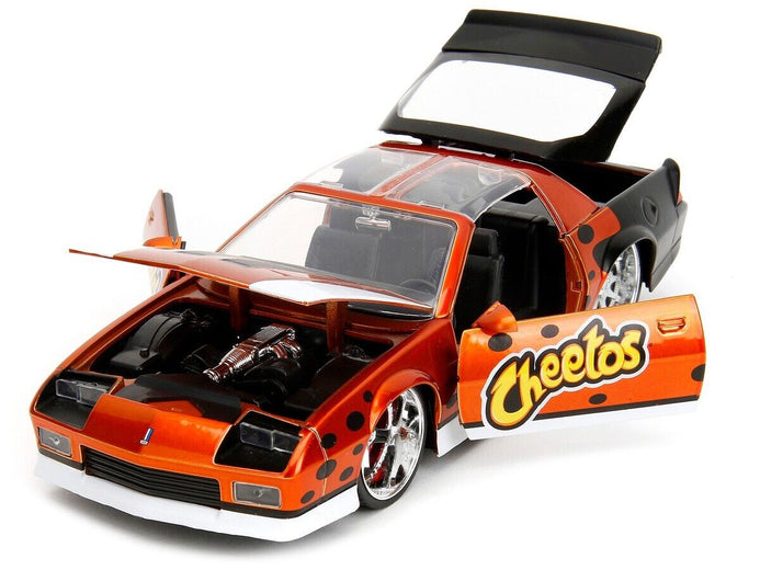 1985 CHEVROLET CAMARO Z/28 & CHESTER CHEETAH FIGURE 